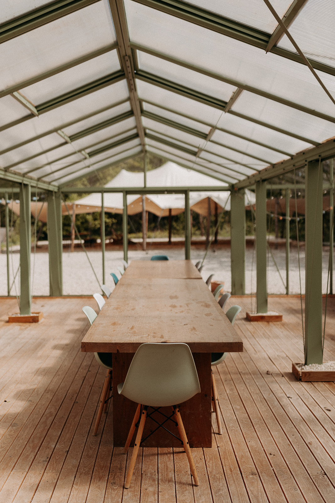 L’intérieur de la serre avec sa table et la tente nomade derrière