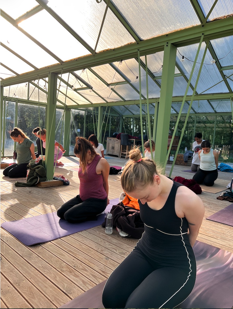 Séance collective de yoga dans la serre Parenthèse
