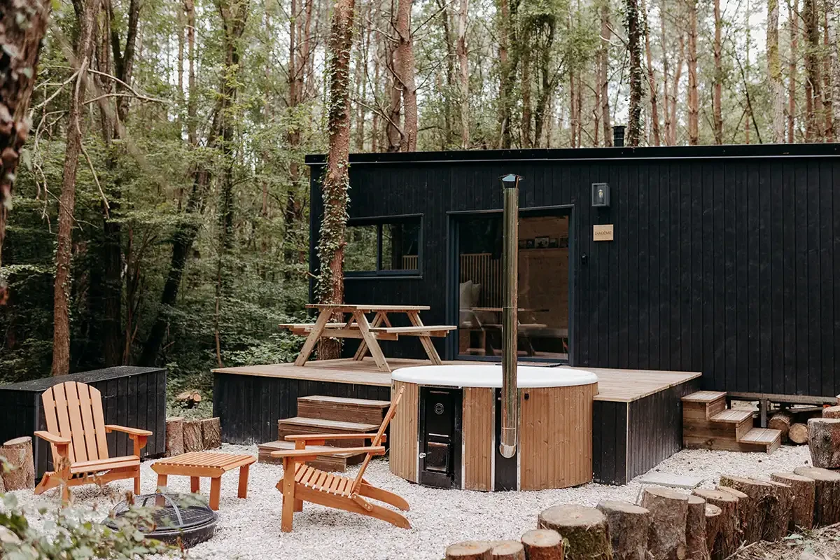 La tiny house Diadème, sa terrasse et son bain au milieu des arbres