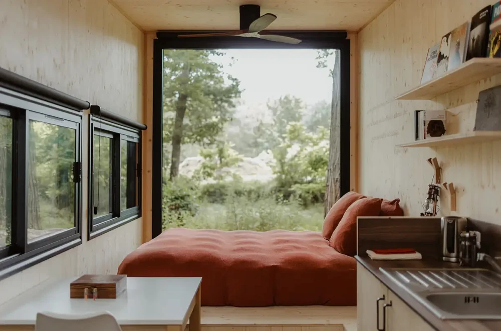 Mira — Intérieur, lit et baie vitrée