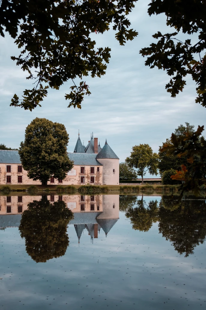 Le château de Chamerolles parmi les arbres