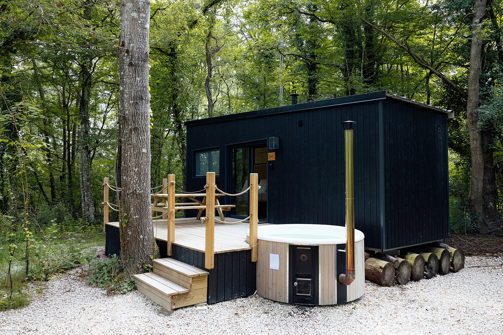Découvrir la tiny house Soleil Location hébergement insolite en forêt - Tiny house Soleil